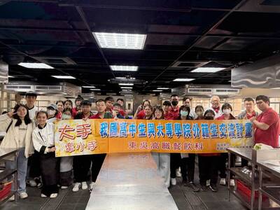 東吳大手牽小手