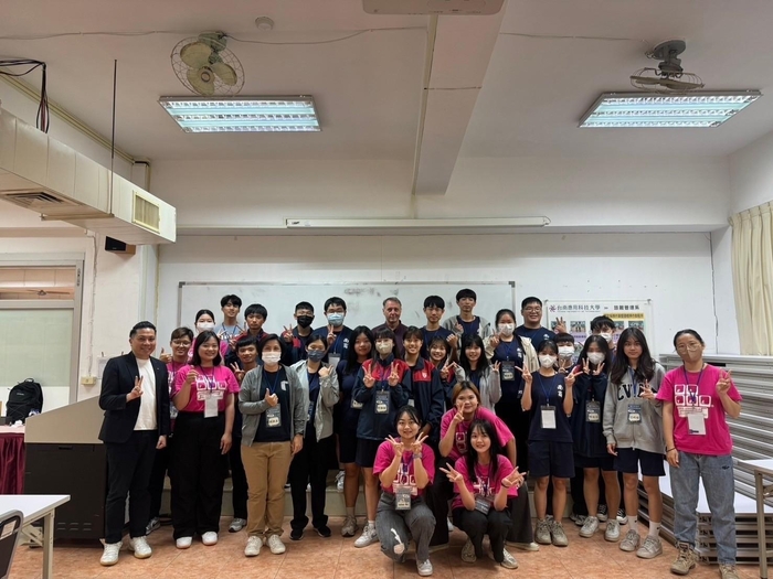 【紀實】【媒體新聞】學習英語不用怕!融入旅館實務課程動手做 南應旅館攜手南商觀光一起玩旅館‧學英文圖片