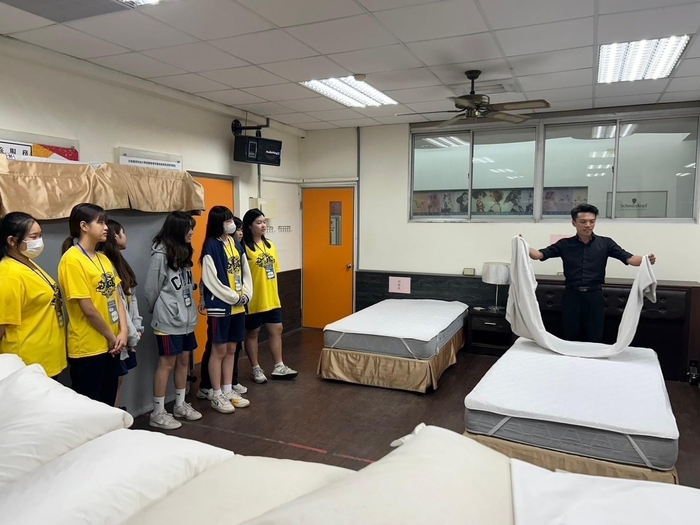 【紀實】【媒體新聞】學習英語不用怕!融入旅館實務課程動手做 南應旅館攜手南商觀光一起玩旅館‧學英文圖片