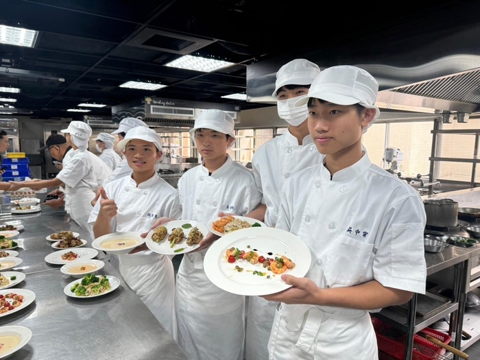 【紀實】【媒體新聞】學習英語不用怕!融入旅館實務課程動手做 南應旅館攜手南商觀光一起玩旅館‧學英文圖片