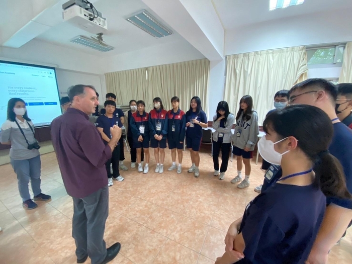 【紀實】【媒體新聞】學習英語不用怕!融入旅館實務課程動手做 南應旅館攜手南商觀光一起玩旅館‧學英文圖片