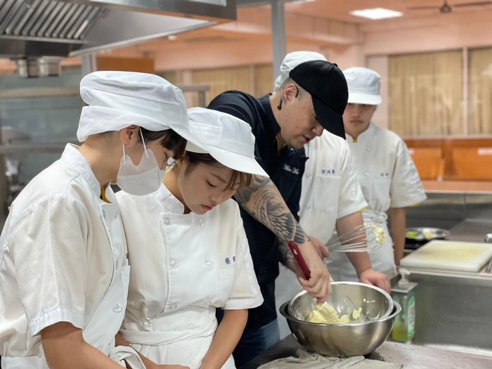 【紀實】【媒體新聞】學習英語不用怕!融入旅館實務課程動手做 南應旅館攜手南商觀光一起玩旅館‧學英文圖片