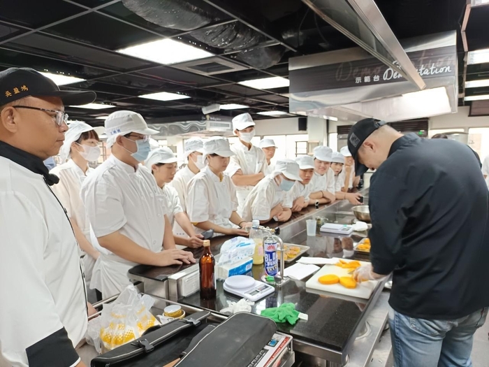 【紀實】【媒體新聞】學習英語不用怕!融入旅館實務課程動手做 南應旅館攜手南商觀光一起玩旅館‧學英文圖片
