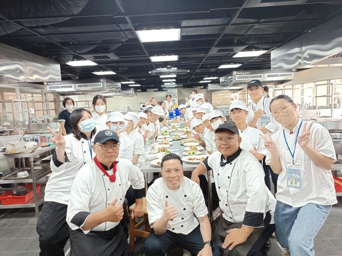 【紀實】【媒體新聞】學習英語不用怕!融入旅館實務課程動手做 南應旅館攜手南商觀光一起玩旅館‧學英文圖片