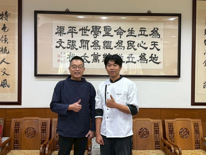 陳寬定榮譽教授與旅館系西餐選手2圖片