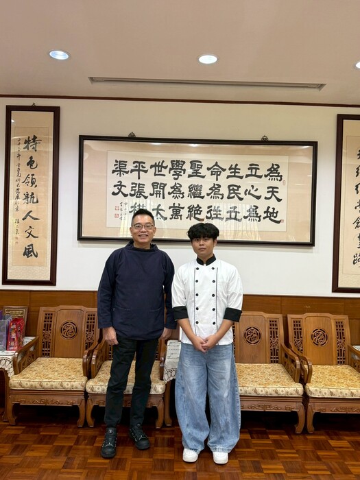 陳寬定榮譽教授與旅館系西餐選手1圖片